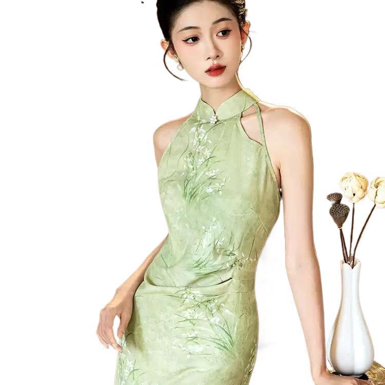 2026 Summer Green Sleeveless Cheongsam: Slimming Off-Shoulder, Waist-Cinching Halter Dress