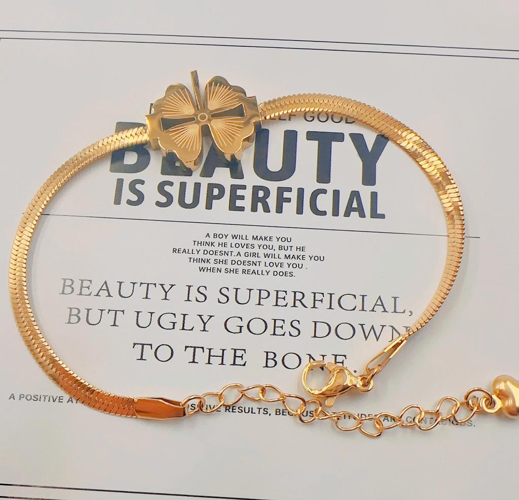 Leichte, luxuriöse, hochwertige Halskette mit vier Blättern, neues trendiges Modetemperament der Internet-Prominenten, lichtechte Schlüsselbeinkette aus Titanstahl