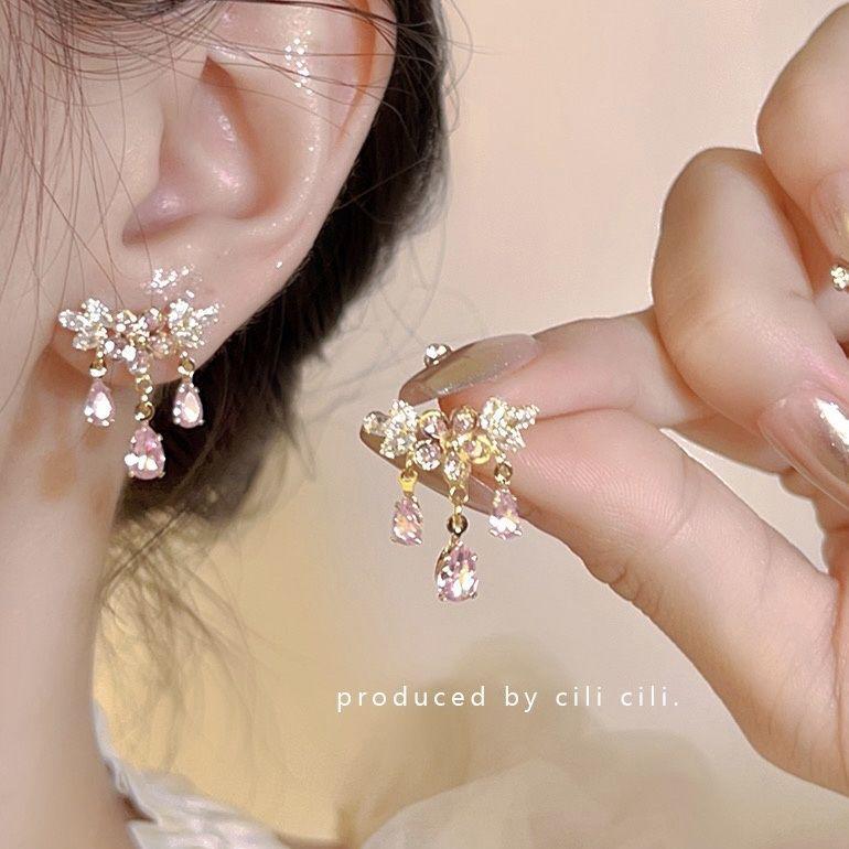 

Красные ретро серьги-бантики с флокированными цветами в гонконгском стиле - Элегантный удлиненный дизайн для женщин, Идеально подходят для осенне-зимнего сезона