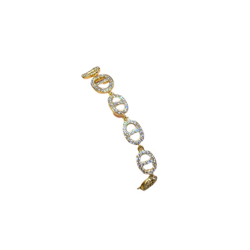 Pozłacana Bransoletka z Cyrkoniami i Klamrą w Kształcie Świńskiego Noska - Luksusowy, Modny i Unikalny Design