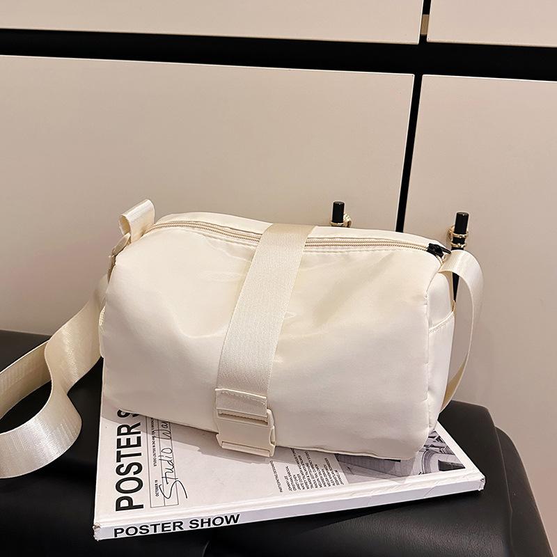 Niche Design Women's Bag Spring New Fashion Casual Sports Lightweight Messenger Bag Simple Retro Shoulder Bag