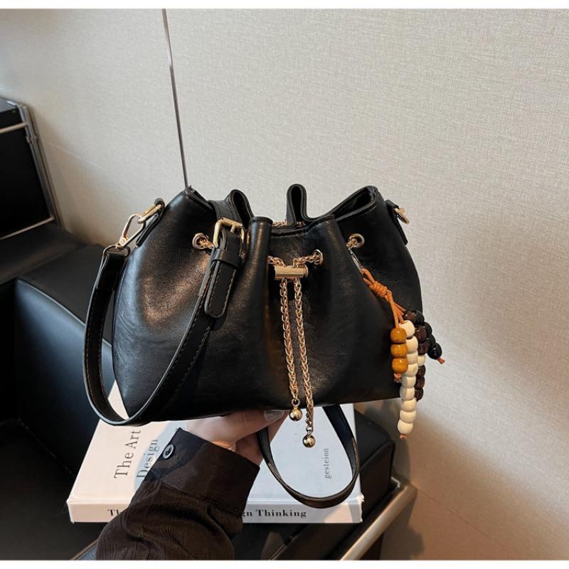 Niche design drawstring portable bucket bag women's new autumn and winter retro fashion commuter shoulder messenger bag