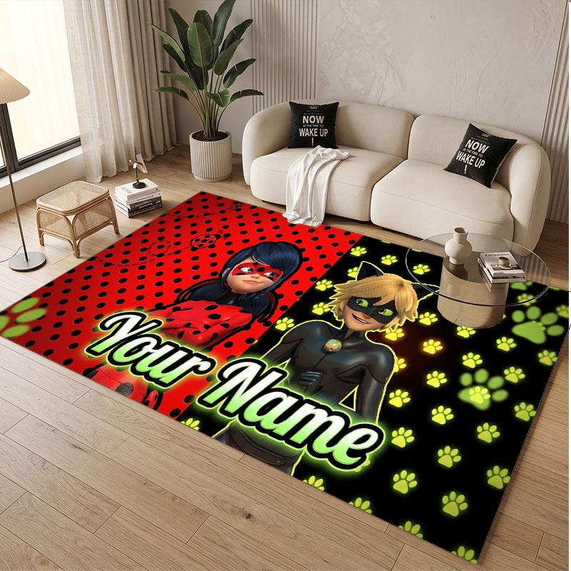 Tappeto in Cristallo Vellutato con Testo Nome Personalizzato, Tappeto Decorativo Morbido Peluche Miraculous Ladybug Antiscivolo per Pavimento