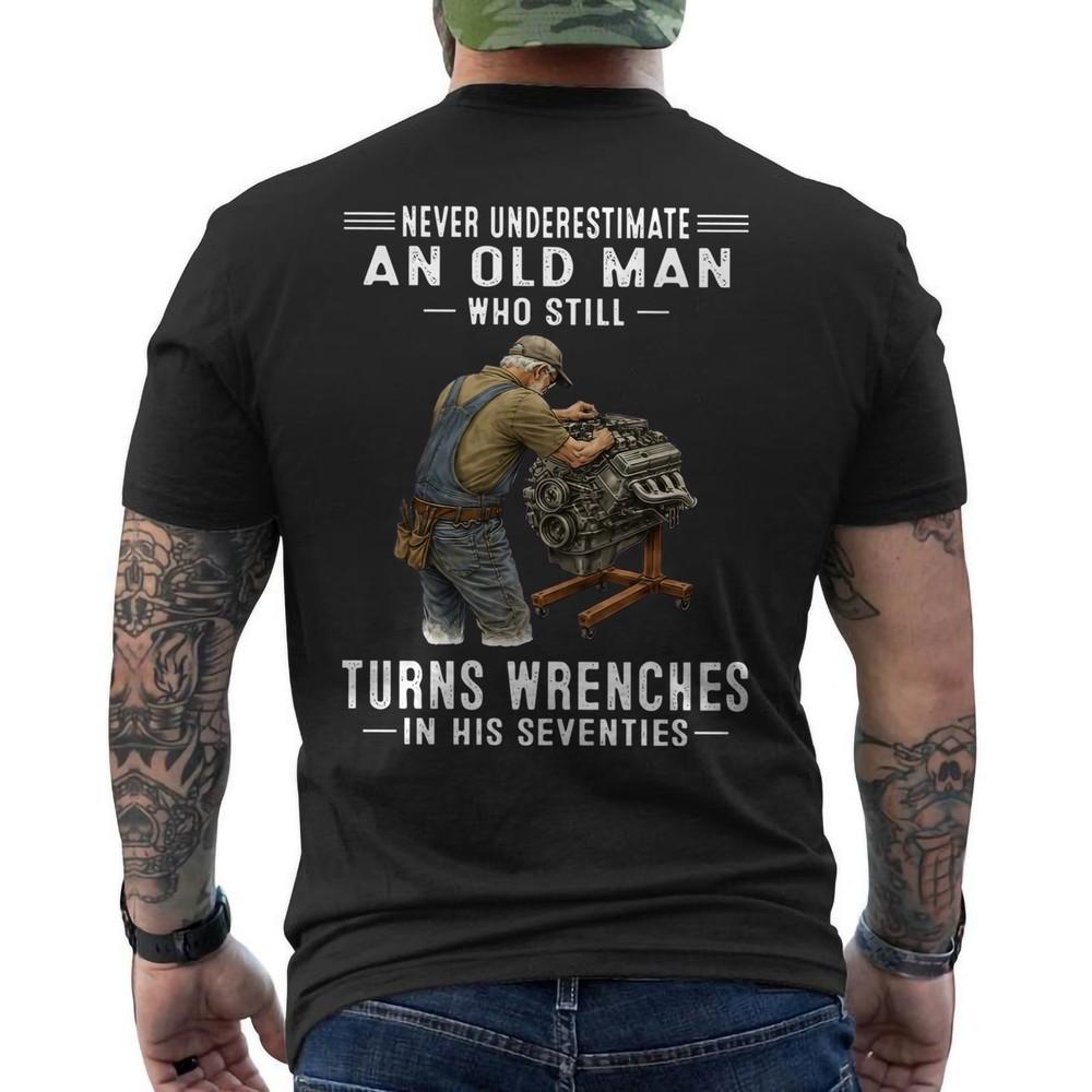 

Never Underestimate An Old Man Who Still Turns Wrenches ON BACK TShirt Unisex T-Shirt L