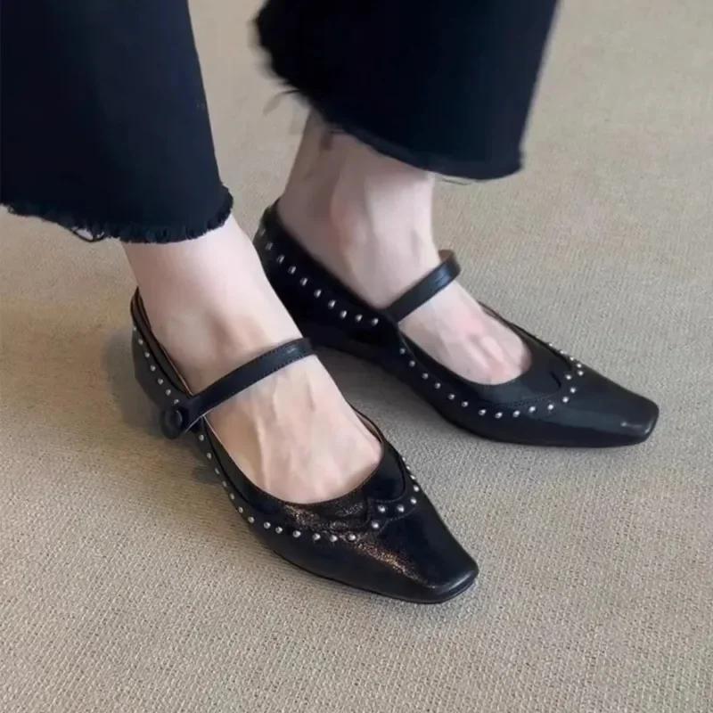 Low Heels Shoes Woman Flats Shallow Mouth Rivets Studs Female Moccasin Dress Retro Genuine Leather Rubber   Janes
