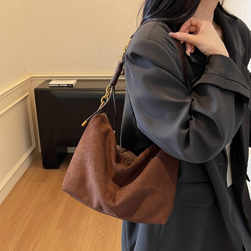 

Ретро сумка женская большой вместимости 2025 новая осенне-зимняя универсальная сумка-мессенджер повседневная на плечо подмышку для поездок на работу тоут темно-коричневого