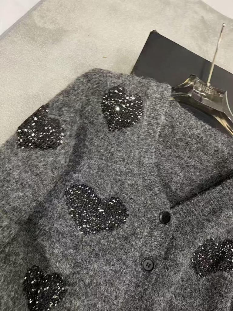 2025 Herbst/Winter Koreanischer Stil V-Ausschnitt Herz Pailletten Strick-Cardigan für Damen