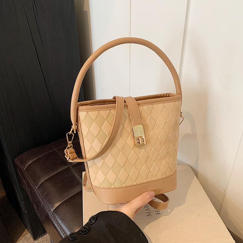 Stilvolle und trendige Beuteltasche für Damen im schicken Colorblock-Design, perfekt für Sommertage