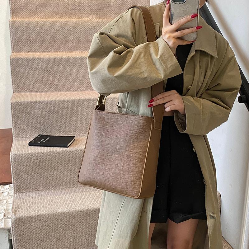 2025 Autumn Fashion Shoulder Bucket Bag Simple Retro Large-capacity Bag Women's New Popular Casual Messenger Bag