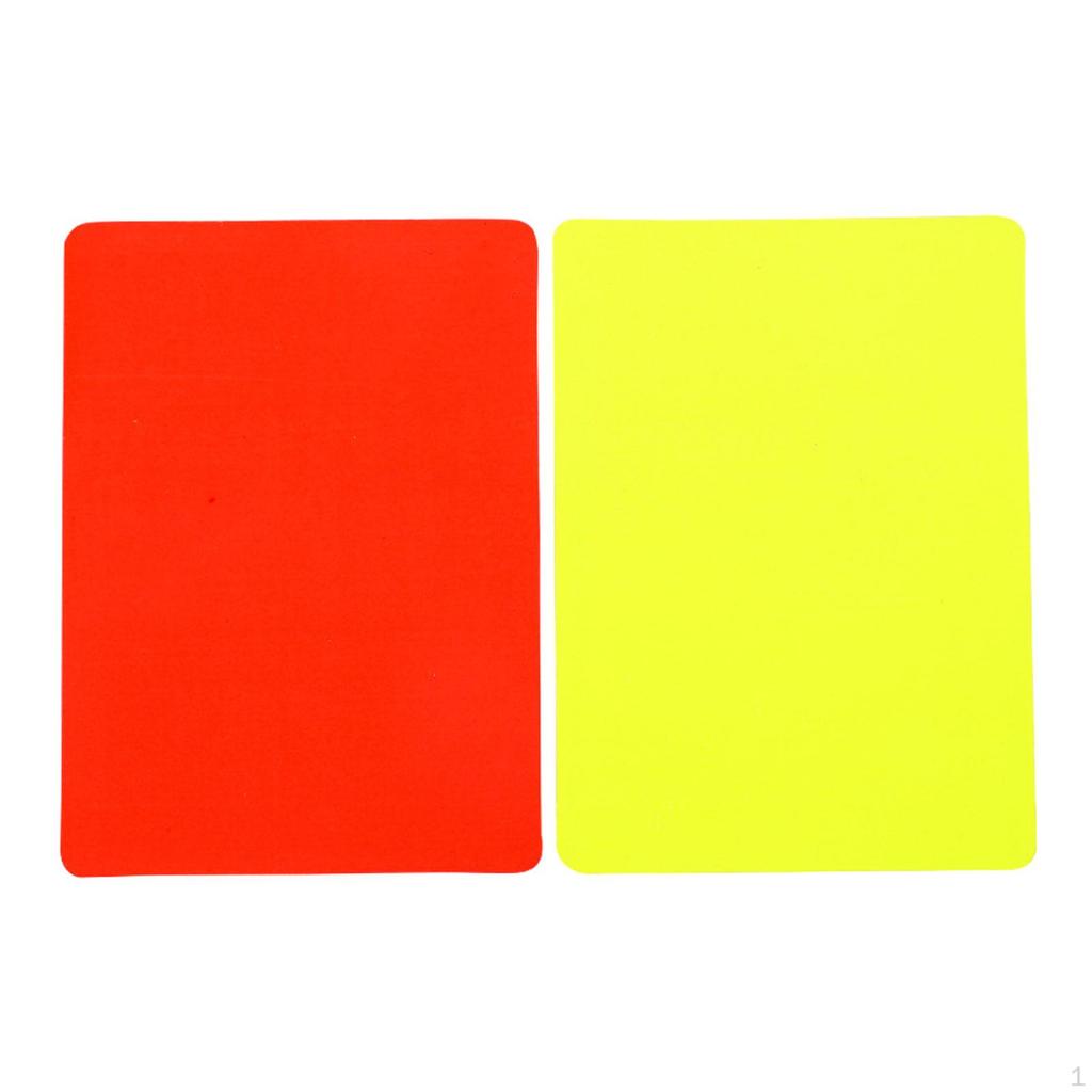 Ensemble d'arbitre avec cartons rouges et jaunes pour le jour du match
