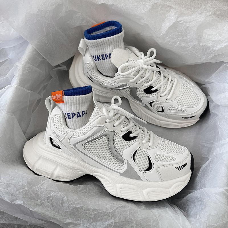 Paar neue modische, lässige Sportschuhe für Frühling und Herbst: leichte, vielseitige Plateau-Schuhe, atmungsaktive Single-Sneaker.