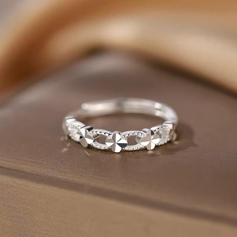 Women s Light Luxury Clover Ring