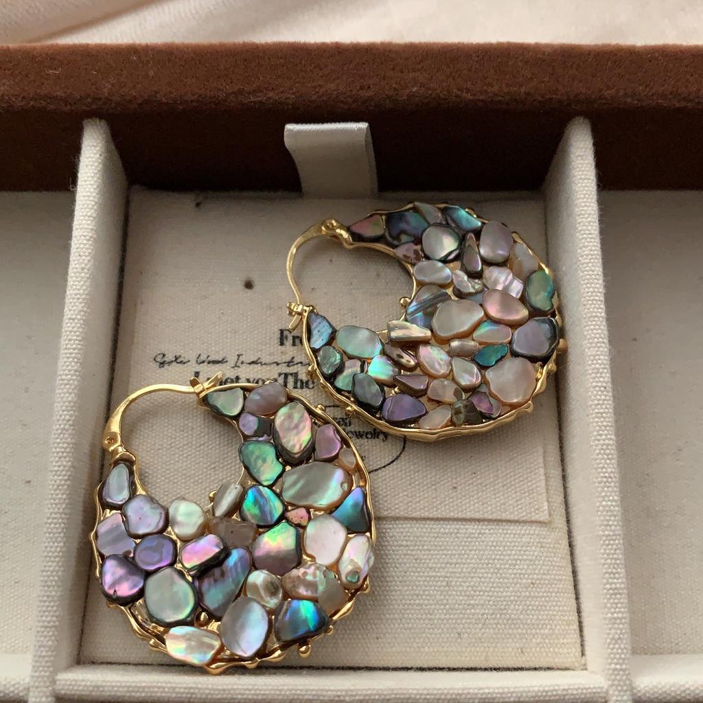 Color mother-of-pearl earrings, ear buckles, simple natural personality, exquisite and versatile fashion, unique, simple and generous earrings