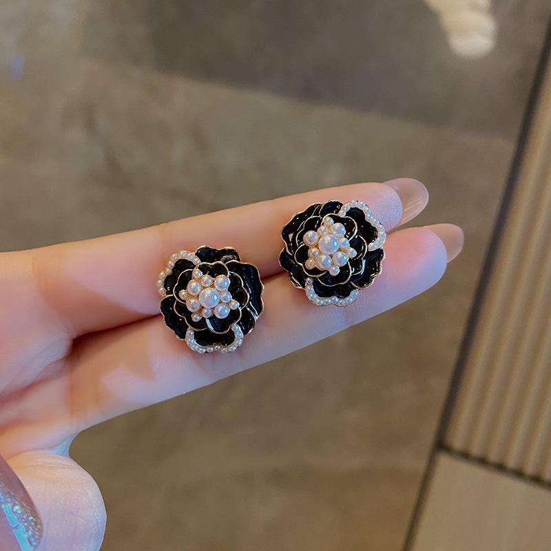 Temperament Camellia Flower Stud Earrings White Black Enamel Oil Pearl Earrings For Women Party Jewelry Accessories Gift