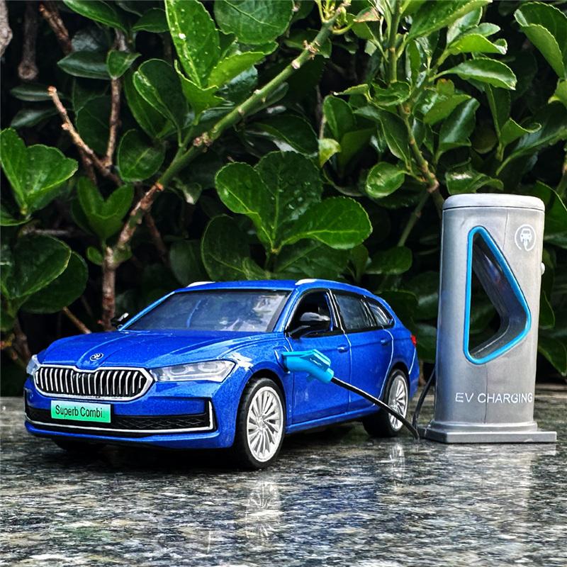 CXUX8 1:35 SKODA SUPERB Combi IV Alloy Station Wagon Car Model Diecasts Metal Vehicles Car Model Sound Light Simulation Kids Toys Gift