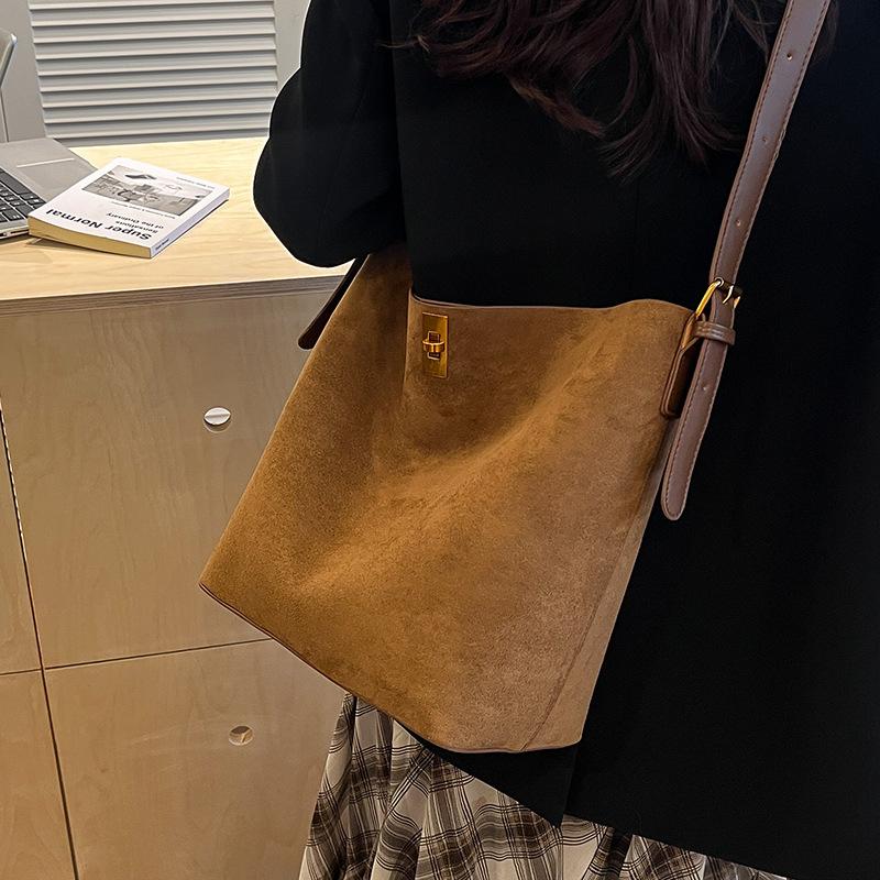Large Capacity Commuter Tote Bag Winter New Fashionable Versatile Shoulder Bag Women's Bucket Bag