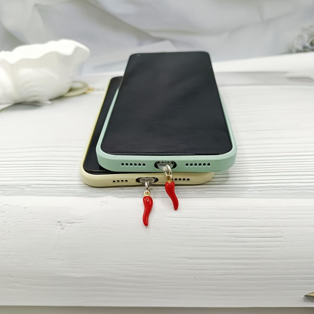 1 db Szimulált Zöldség Piros Paprika Medál/DIY Ékszer/Telefon Porvédő Dugó Alkalmas iPhone/Type-C Interfészhez/Védi a Telefon Töltőportját