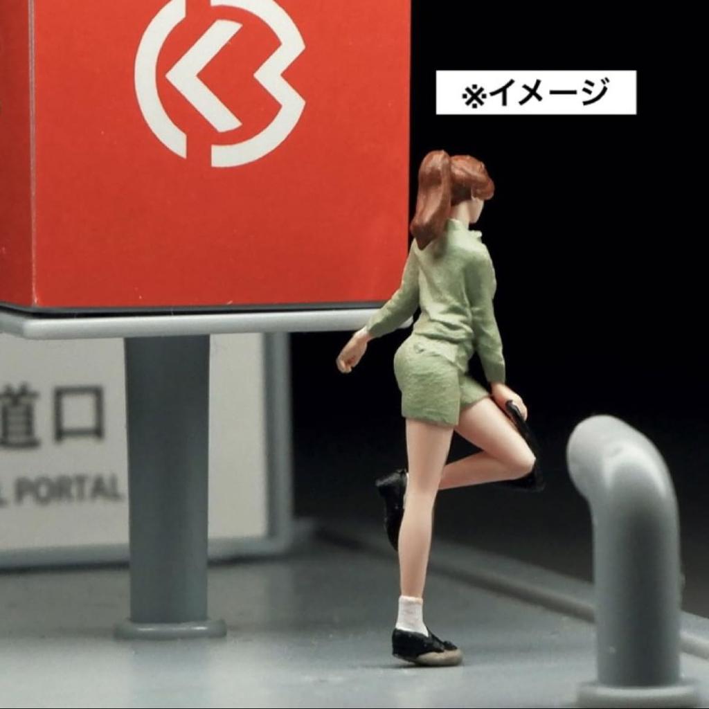 164 Scale Figure of a Girl In Casual Clothes, Miniskirt, and Green Bag, Model Kit, Diorama, Item Number 22223598 [Used]