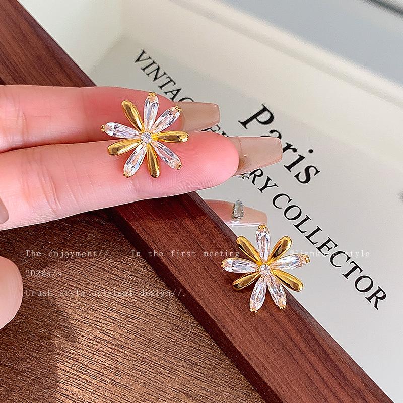 High-end niche zircon gold daisy flower stud earrings Korean light luxury temperament earrings new popular earrings