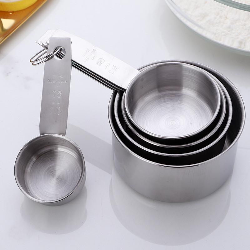 Elegantes Edelstahl-Messbecher-Set Mit Präziser Skala Zum Backen Und Kochen