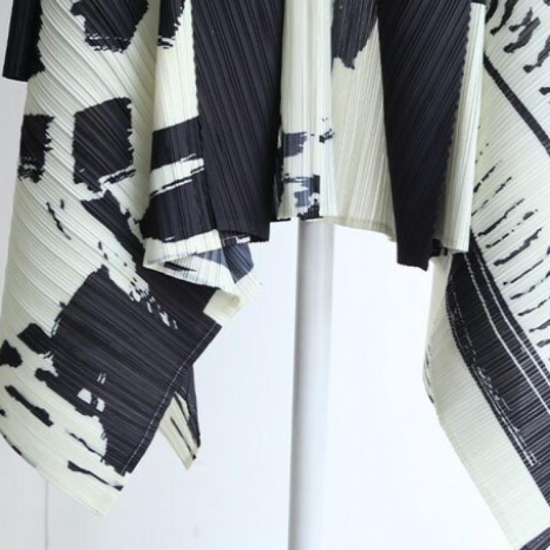 Shiz Madam Asymmetrical Pleats Shawl Cardigan J31560