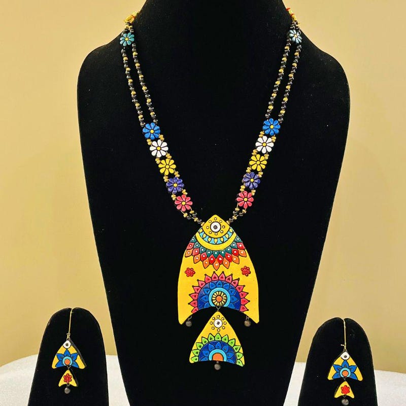 

Набор ручной работы из полимерной глины: ожерелье и серьги с рыбками