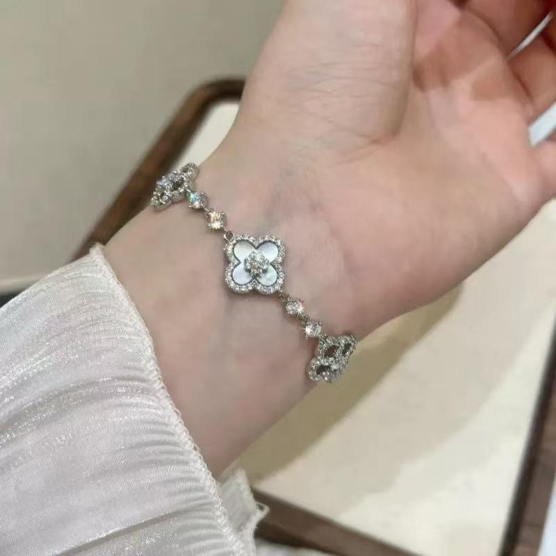 Fashionable Lucky Four-leaf Clover Natural Mother-of-pearl Pull-out Bracelet for Women A Light Luxury and High-end Floral Jewelry Accessory