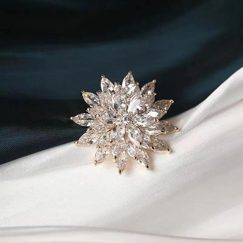

Korean Style Crystal Snowflake Badges Corsages Shining Delicate Brooch Pin