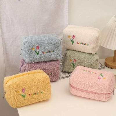 Süße Kosmetik-Aufbewahrungstasche mit Blumenstickereien, Kosmetiktasche, Federmäppchen, weiche Schminktasche aus Plüsch für Lippenstift und Schmuckbeutel