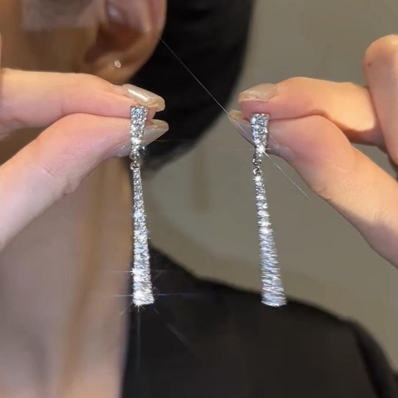 

High-end diamond-encrusted zircon long water drop fringed stud earrings for women s new trendy simple and fashionable earrings for women