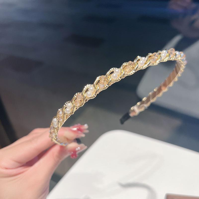 Elegantes handgefertigtes Perlenhaarband mit Kettenakzent