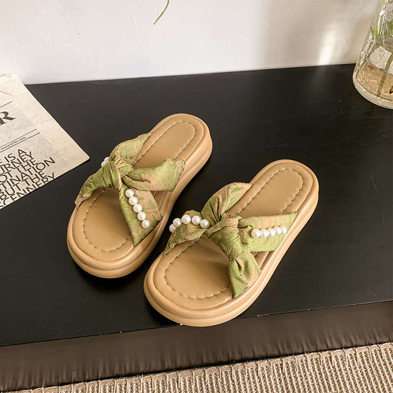 Internet celebrity retro pearl national style slippers women's summer 2025 new wear thick bottom stepping on shit feeling one word sandals casual