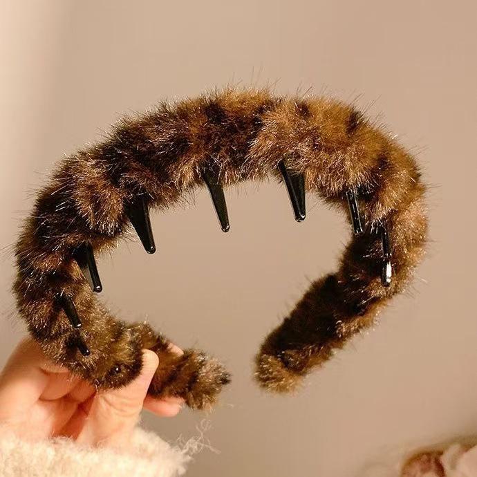 Korean Style Leopard Print Plush Headband with Teeth - Non-Slip, Fluffy Hair Accessory for Women, Autumn/Winter.