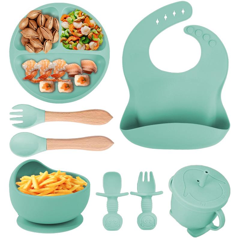 Silikon-Baby-Fütterset, 8 Teile, inklusive Saugnapf, Schüssel, Lätzchen, Löffel, Gabel und Trinklernbecher