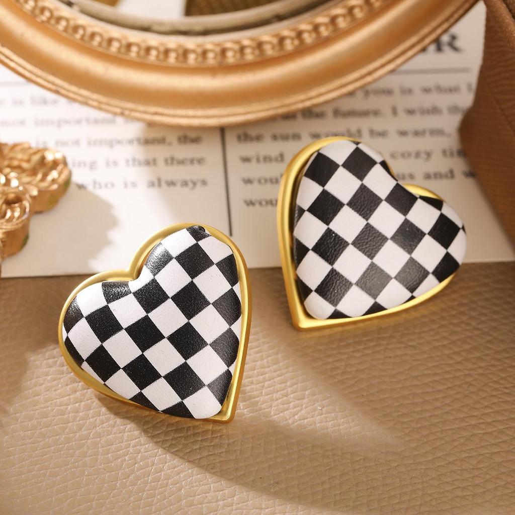2024 Retro Black and White Geometric Plaid Stud Earrings for Women - Unique Style