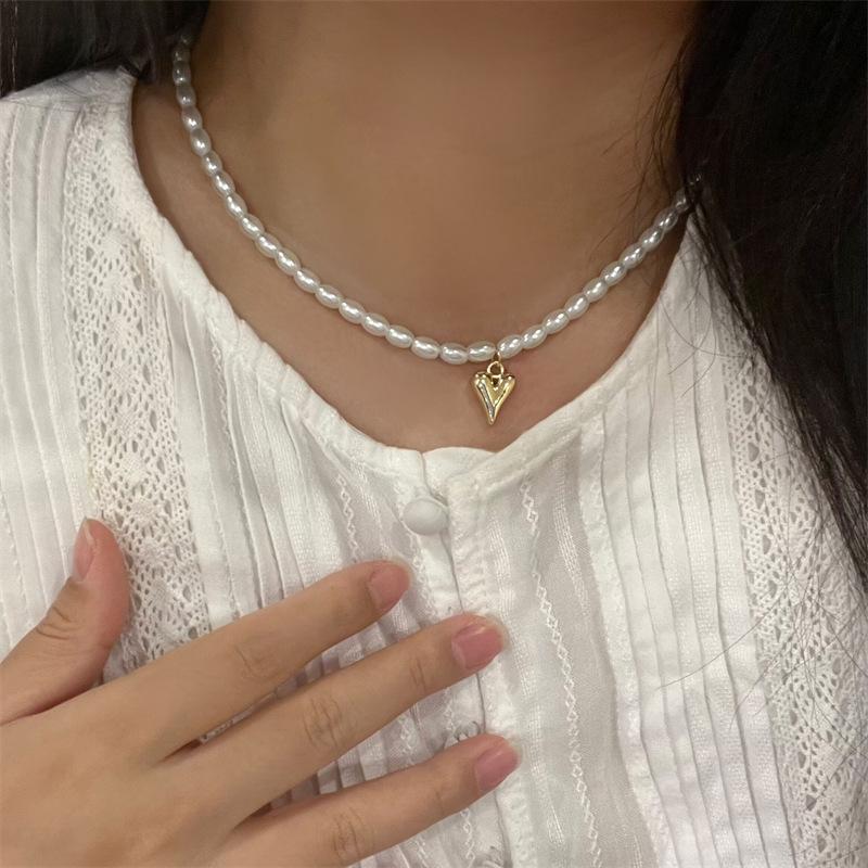 Light luxury high-quality pearl necklace women's new trendy fashion collarbone chain temperament love pendant neck chain