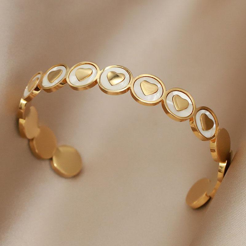 

ZAKOL Браслет-манжета из нержавеющей стали с белой ракушкой и сердцем любви для женщин, нишевый дизайн, круглый открытый браслет, подарок на День святого Валентина