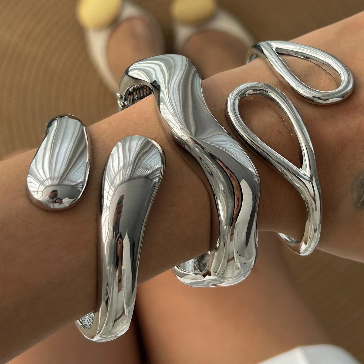 

Glossy exaggerated water drop hug open bracelet ins double ring personalized spring buckle hand jewelry women
