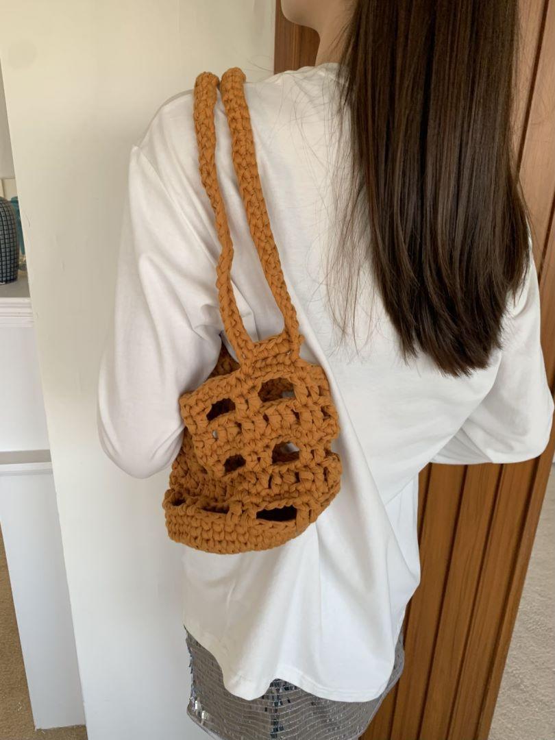 

Нова сумка ручної роботи 2024 р. В’язана гачком сумка Hyunya wind супроводжує весняну сумку через плече ручної роботи світло-коричневого кольору