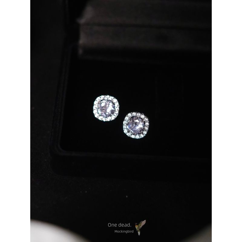 

Carat Lovers Изысканные сверкающие ретро серьги-пусеты в гонконгском стиле, элегантные, с серебряным покрытием, с цирконом, полностью усыпанные драгоценными камнями, клипсы для ушей для женщин Pair of sterling silver stud earrings