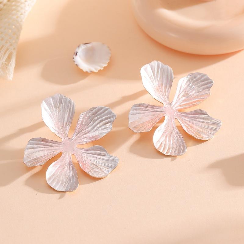 European and American fashion simple metal flower earrings, design a simple personality, stud earrings