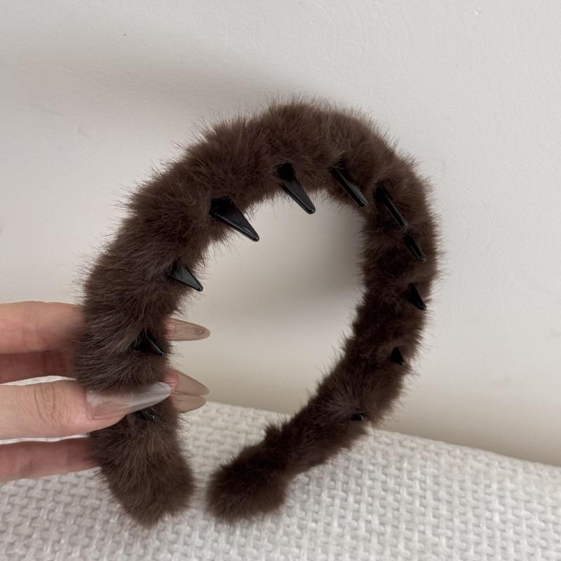 Winter and Autumn Velvet Beaded High-crown Hairband with Fluffy Bristles - A Versatile Hairband That Suits Any Style, Exuding An Elegant Air.