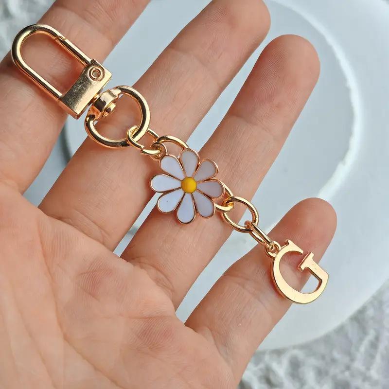 Metal Daisy Letter Keychain Fashion A-Z 26 Letters Keyring Charms Mobile Phone Key Holders Bag Pendant Accessories Couple Gift