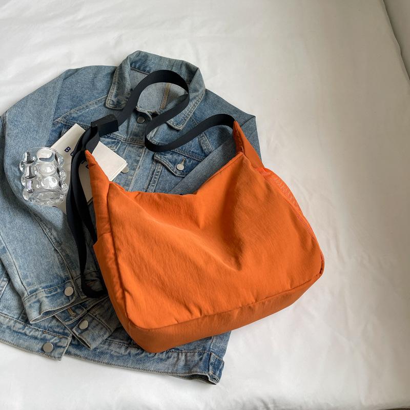 

Японская новая повседневная плечевая сумка этого года 2025 лето новая простая и модная мессенджер сумка большой вместимости сумка для поездок оранжевый