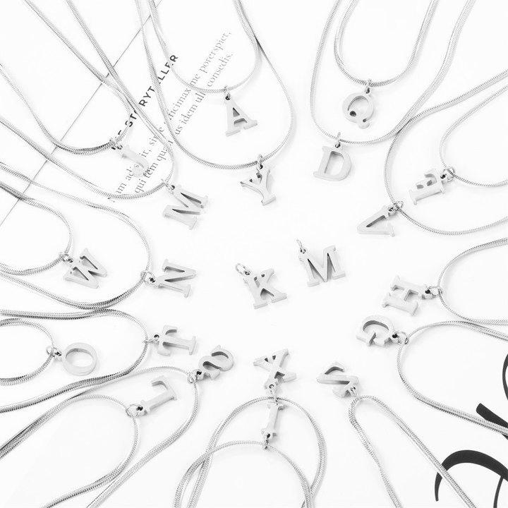 

Ожерелье из титановой стали 18 карат с подвеской в виде английской буквы - Не выцветающее, Высококачественные аксессуары