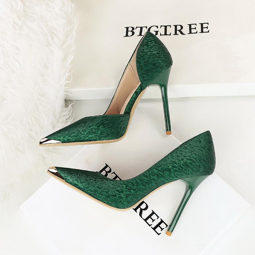 Spitze, spitz zulaufende, flache, ausgehöhlte High Heels für Damen, dünne Absätze, dekorative Metallsilberschuhe