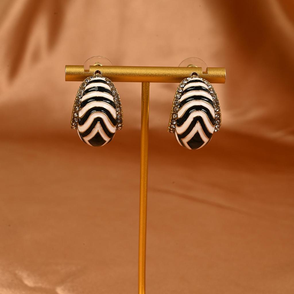 Gebrauchte Schwarz-Weiß C-förmige Zebra-Streifen Zirkon Ohrstecker - Vintage Europäisches Design