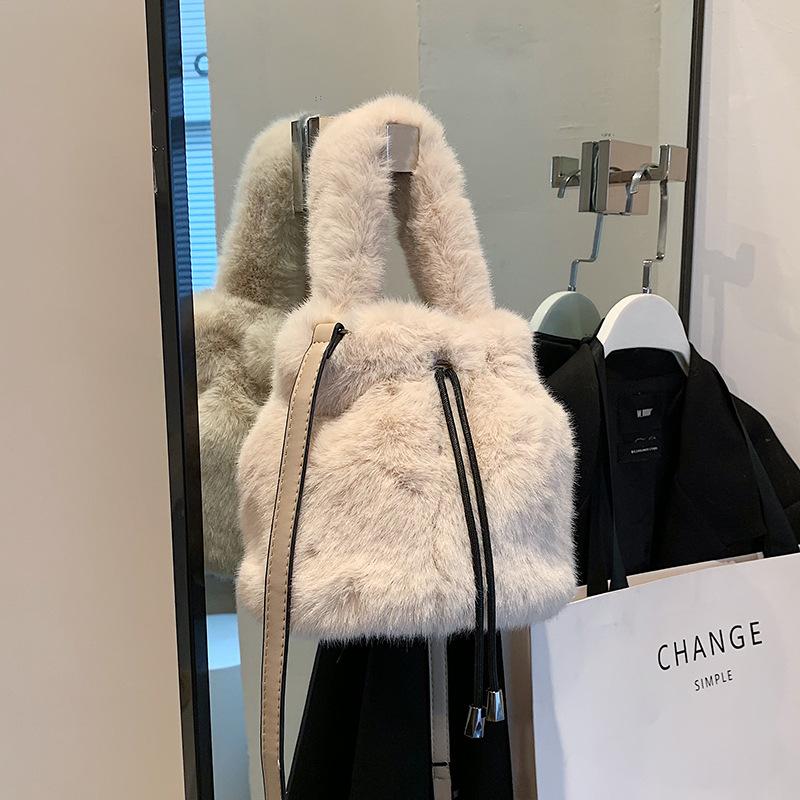 Autumn and winter new plush bag women's Korean version fashion portable bucket bag pumping belt simple single shoulder oblique span hair bag women