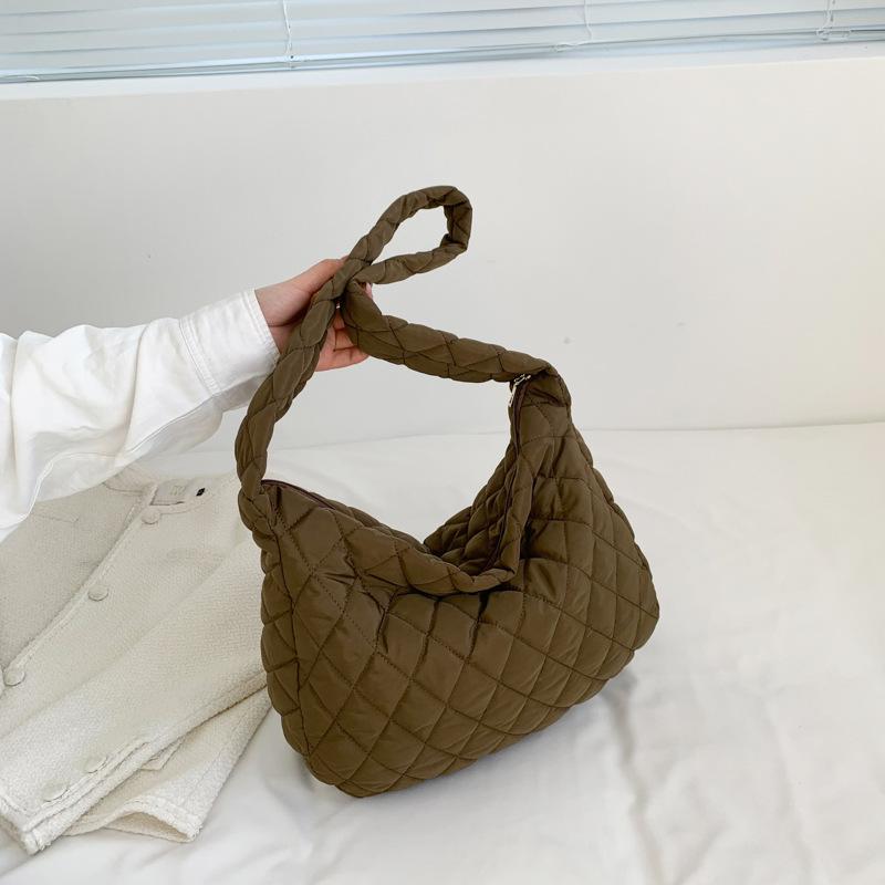 

Spring and summer 2025 new shoulder bag women s cloud rhombus casual personality large capacity cotton bag messenger bag commuting кофейный