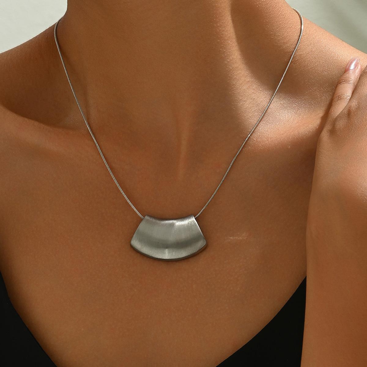 

2025 новое маленькое свежее женское длинное ожерелье с индивидуальным изогнутым матовым дизайном, усовершенствованная чувственная цепочка на ключицу